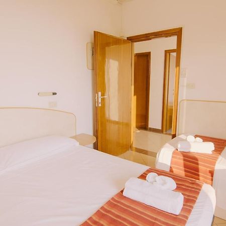 Hotel Beverly Rimini Bagian luar foto