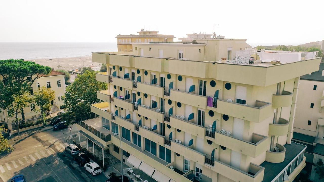 Hotel Beverly Rimini Bagian luar foto