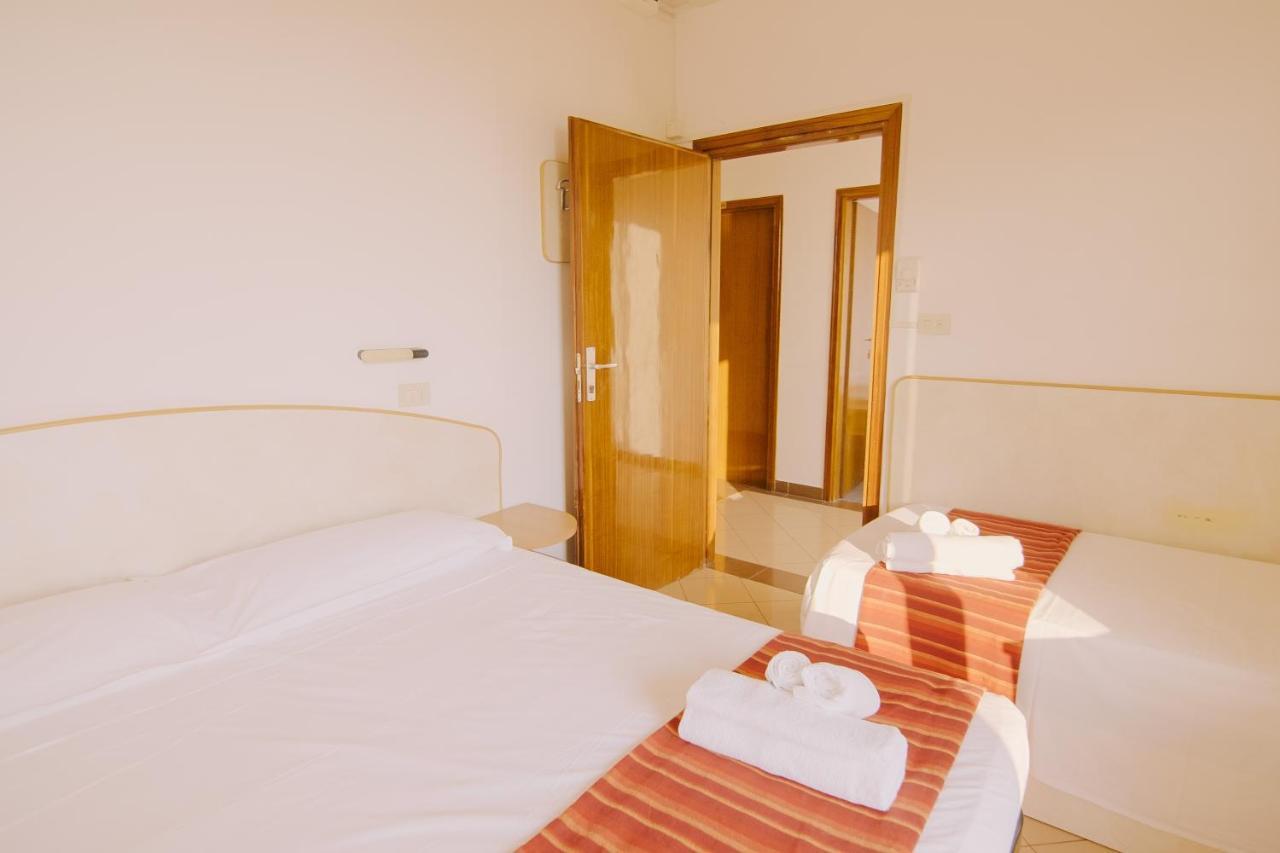 Hotel Beverly Rimini Bagian luar foto