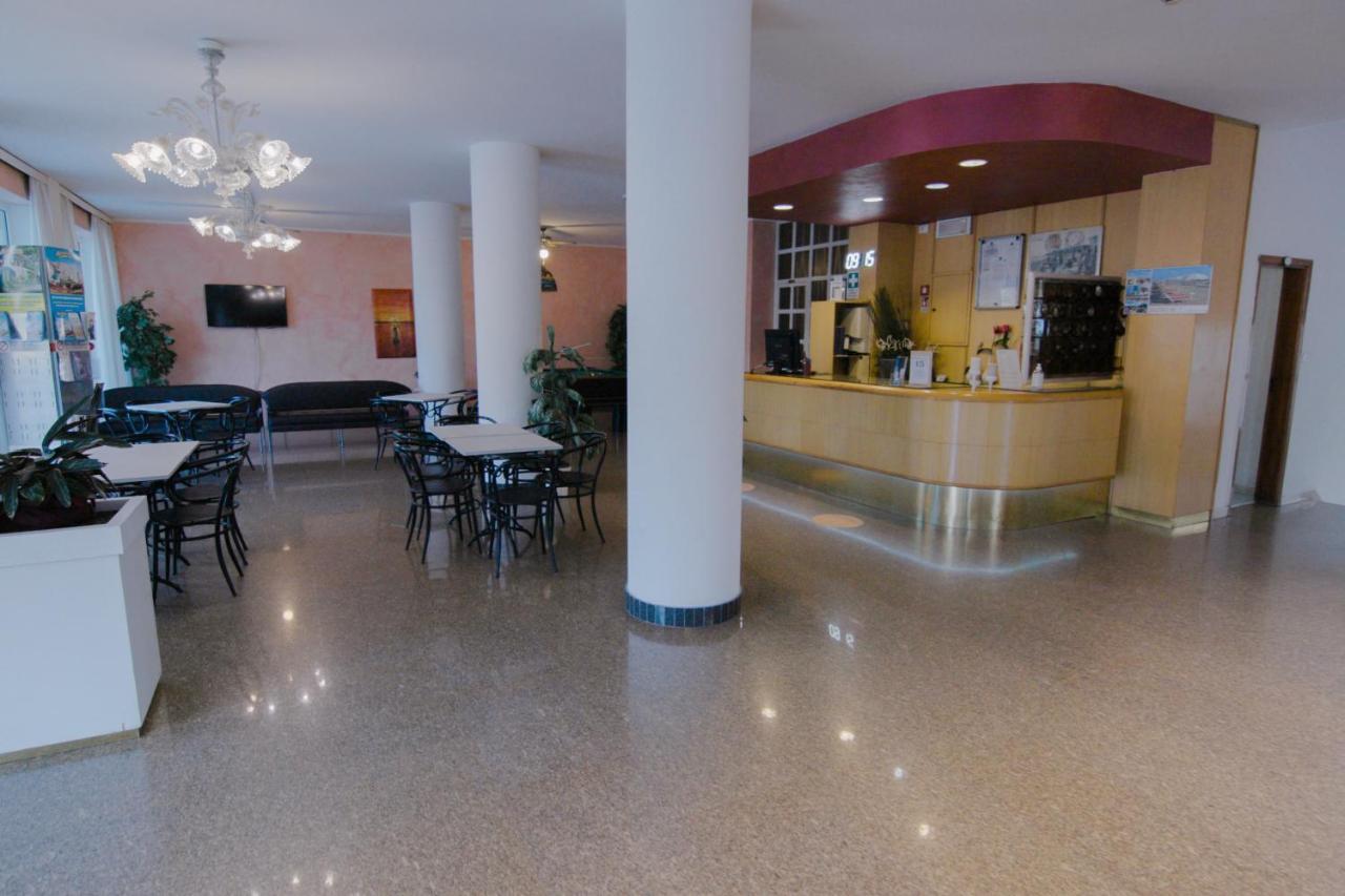 Hotel Beverly Rimini Bagian luar foto