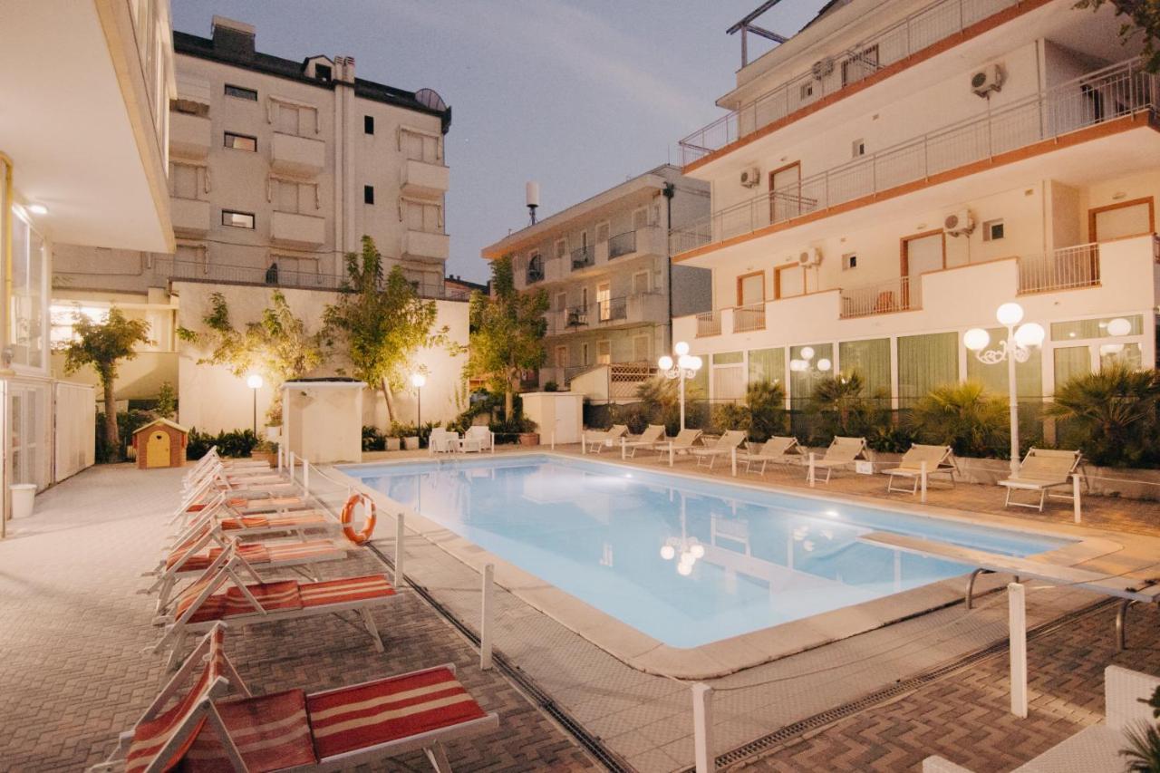 Hotel Beverly Rimini Bagian luar foto