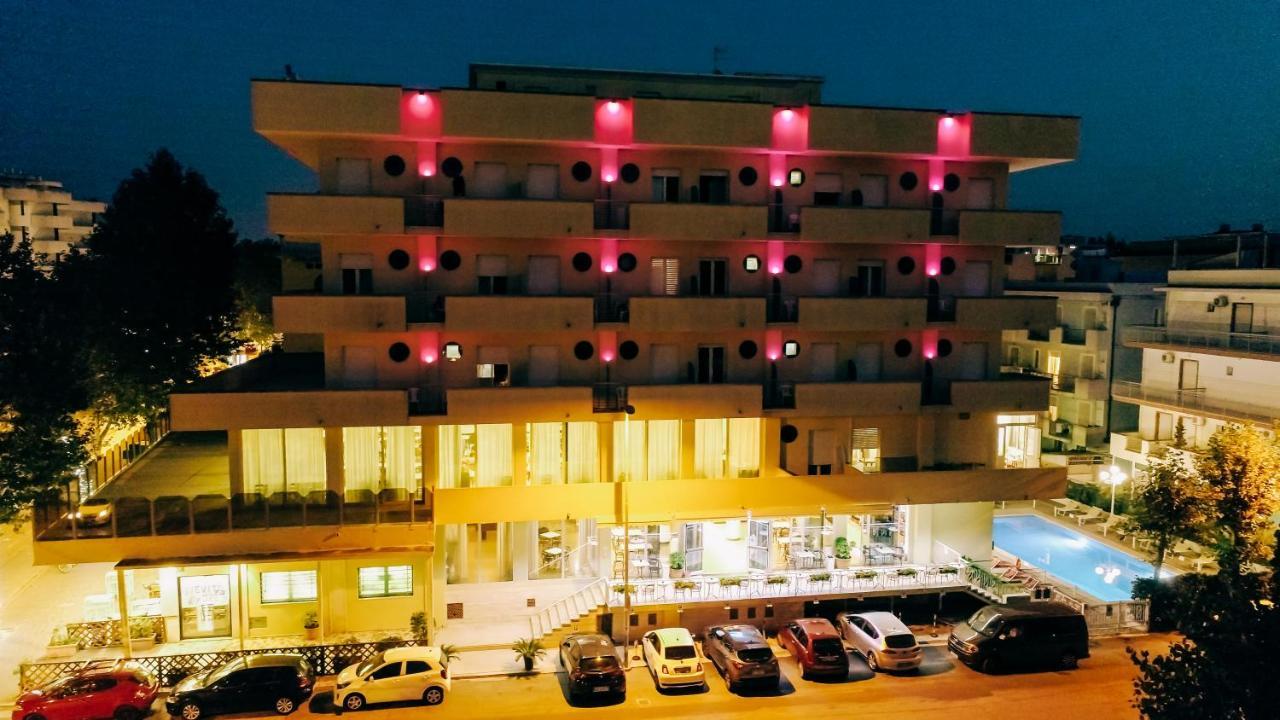 Hotel Beverly Rimini Bagian luar foto