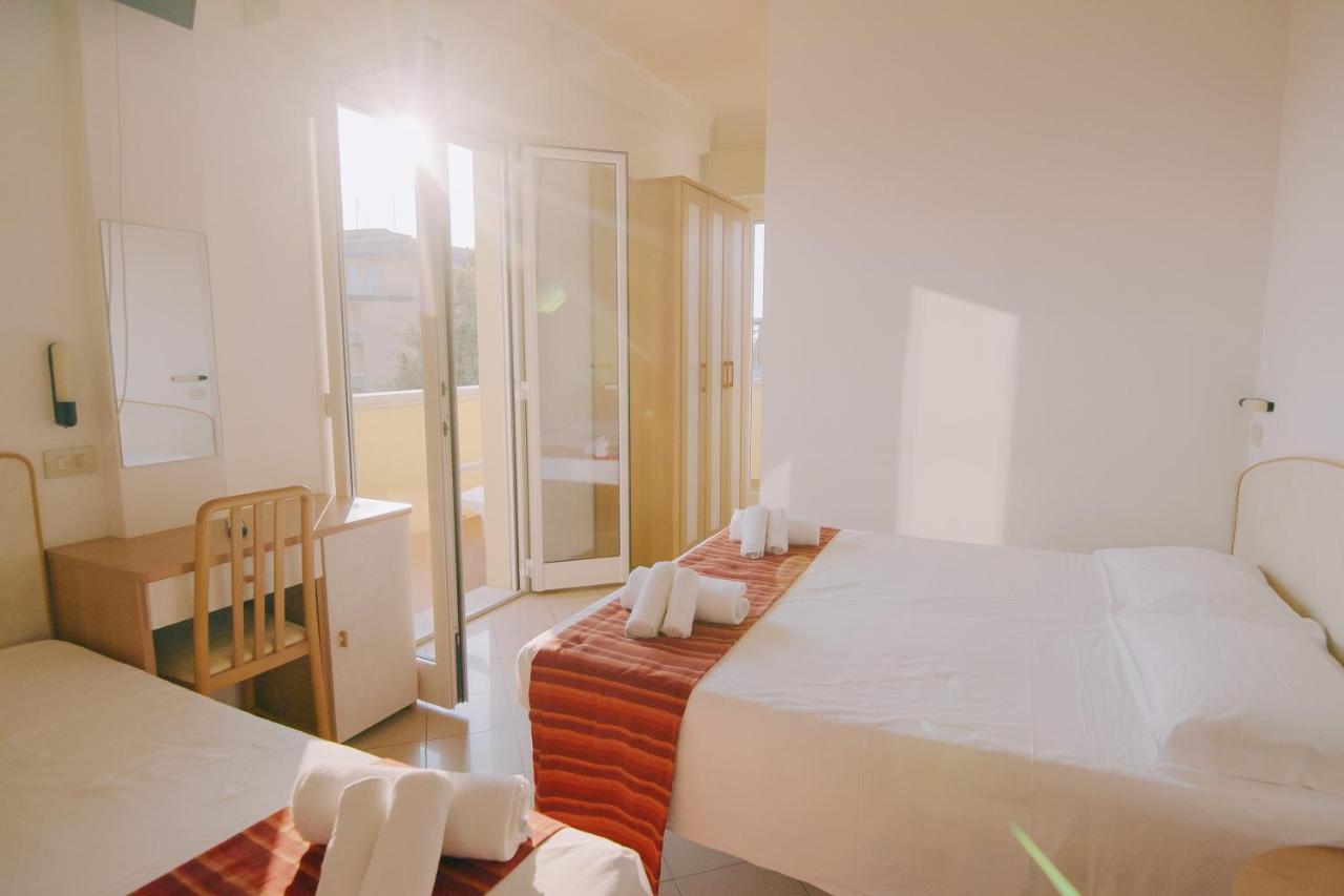 Hotel Beverly Rimini Bagian luar foto