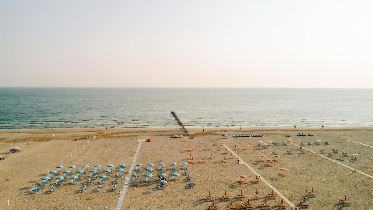 Hotel Beverly Rimini Bagian luar foto