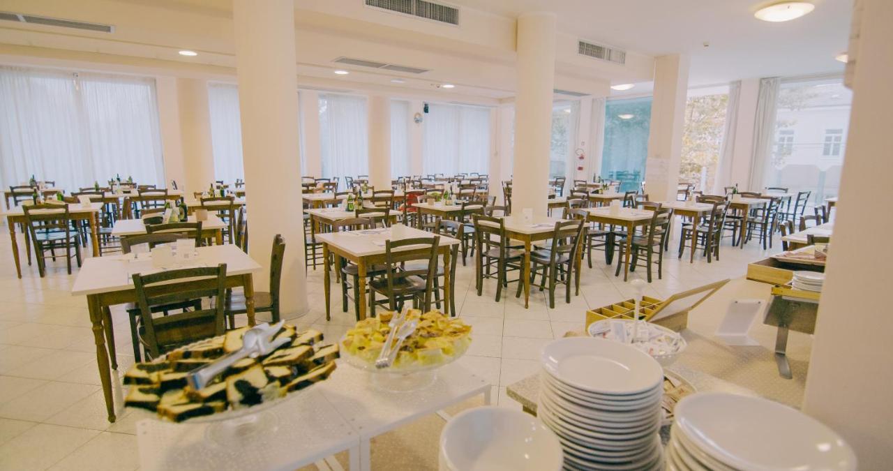 Hotel Beverly Rimini Bagian luar foto