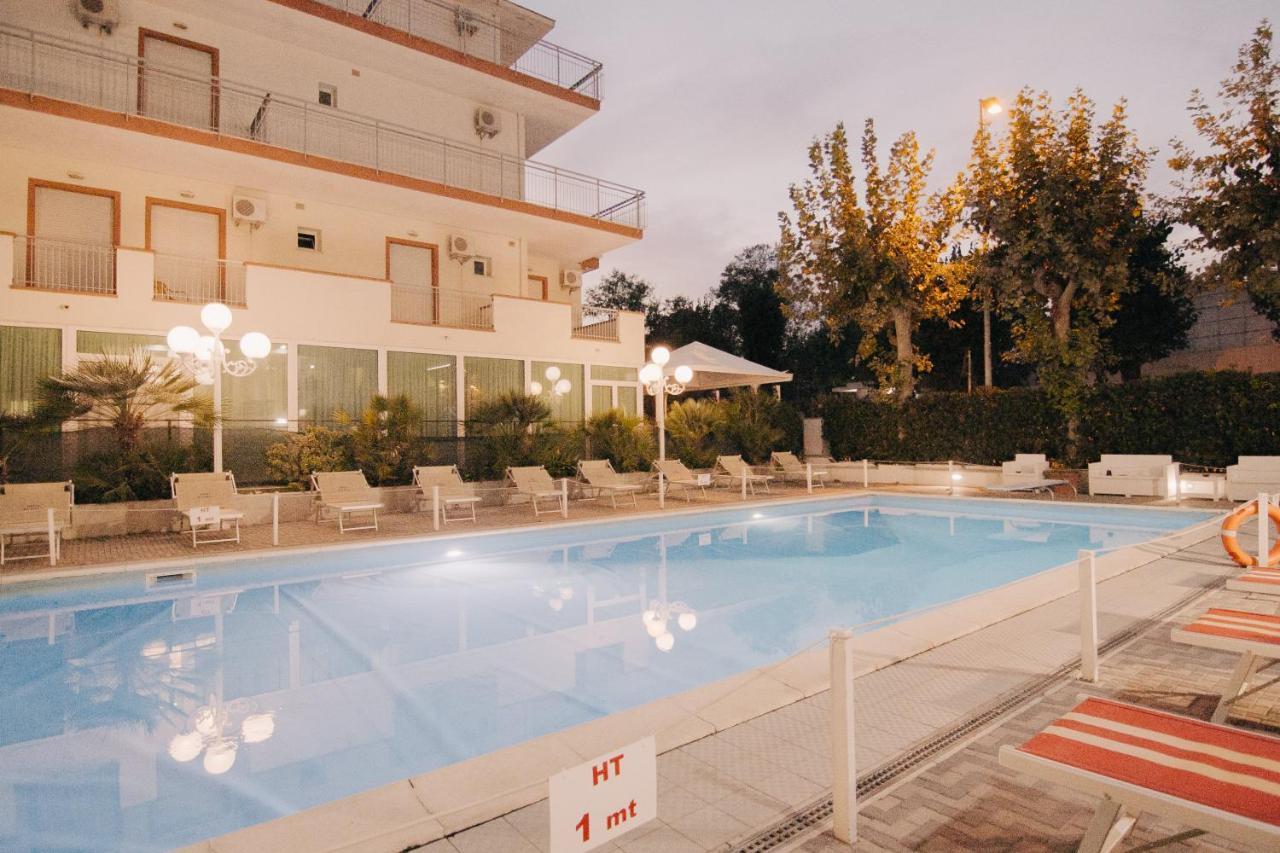 Hotel Beverly Rimini Bagian luar foto