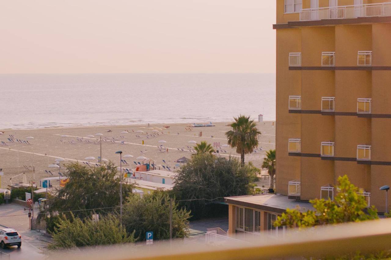 Hotel Beverly Rimini Bagian luar foto