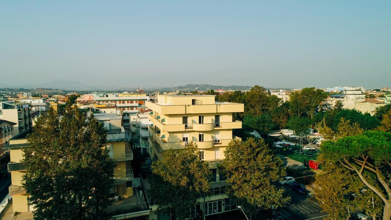 Hotel Beverly Rimini Bagian luar foto