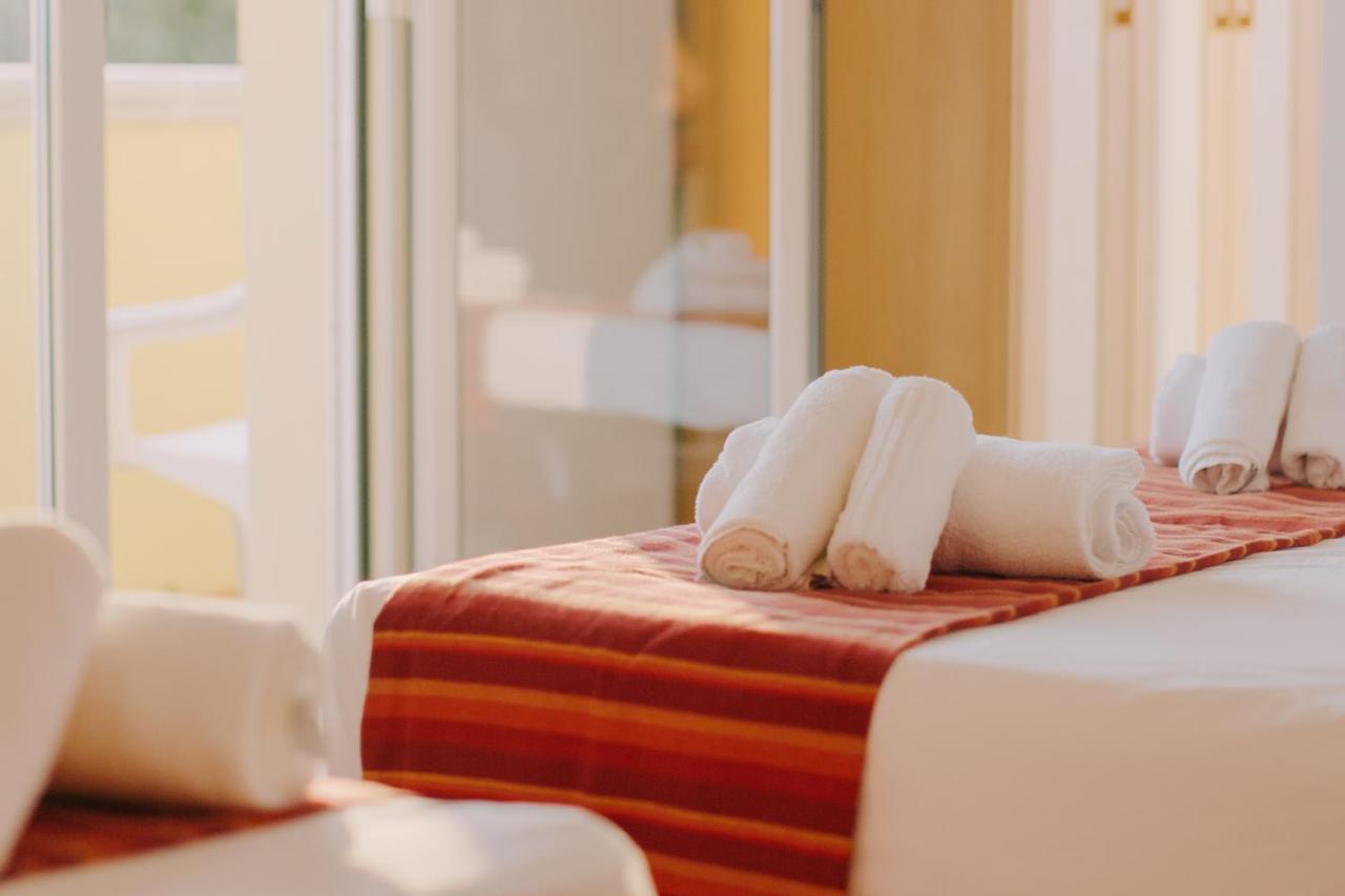 Hotel Beverly Rimini Bagian luar foto