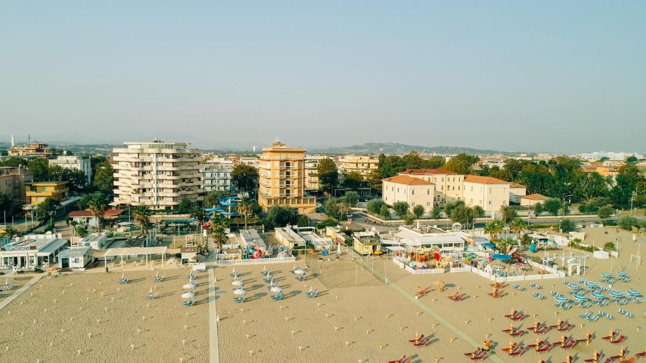 Hotel Beverly Rimini Bagian luar foto