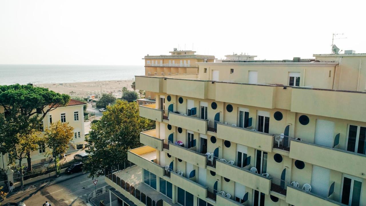 Hotel Beverly Rimini Bagian luar foto