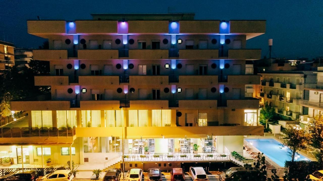 Hotel Beverly Rimini Bagian luar foto