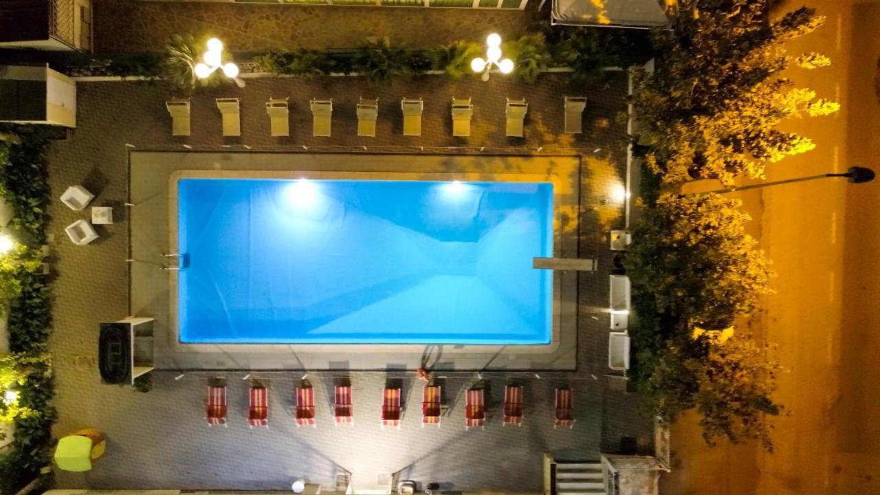 Hotel Beverly Rimini Bagian luar foto