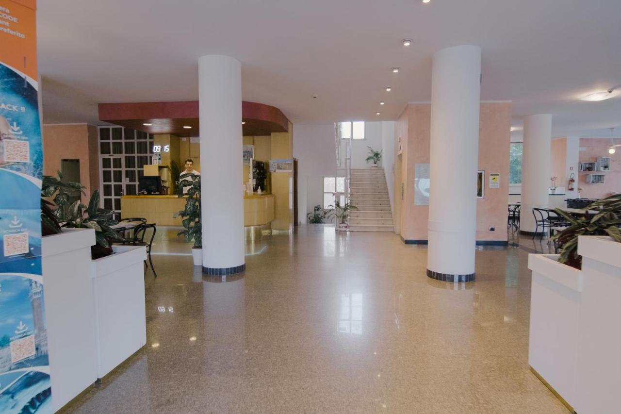 Hotel Beverly Rimini Bagian luar foto