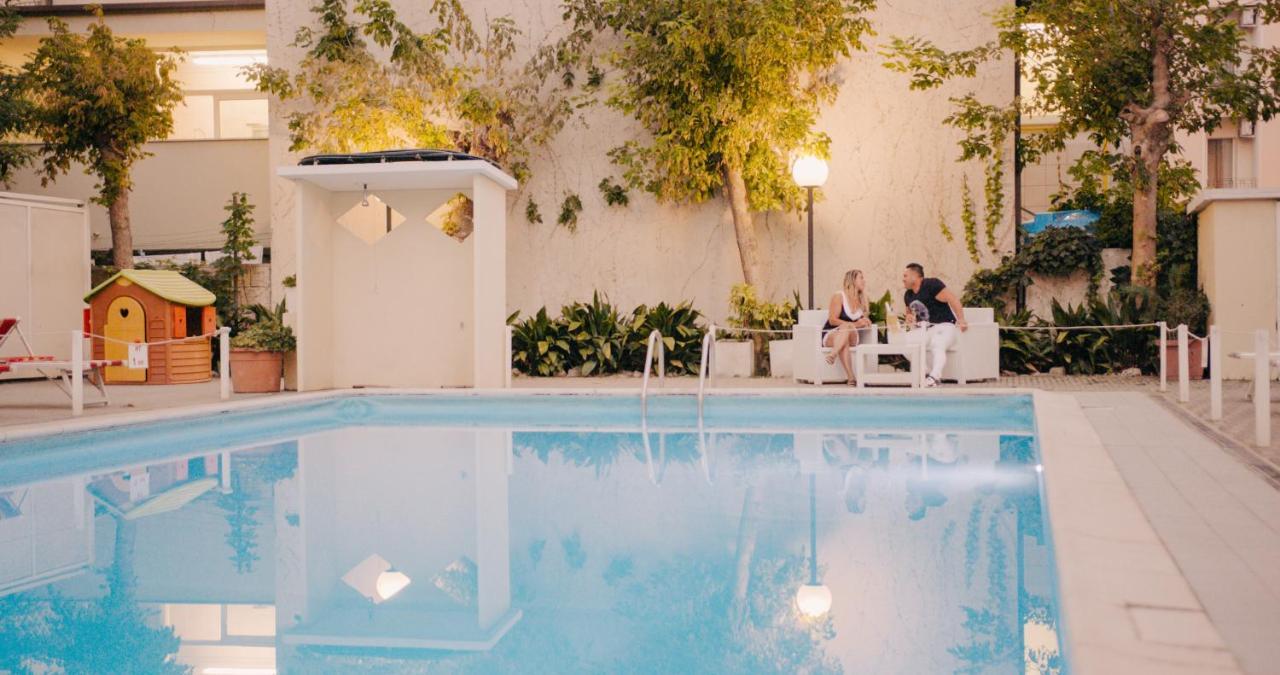 Hotel Beverly Rimini Bagian luar foto