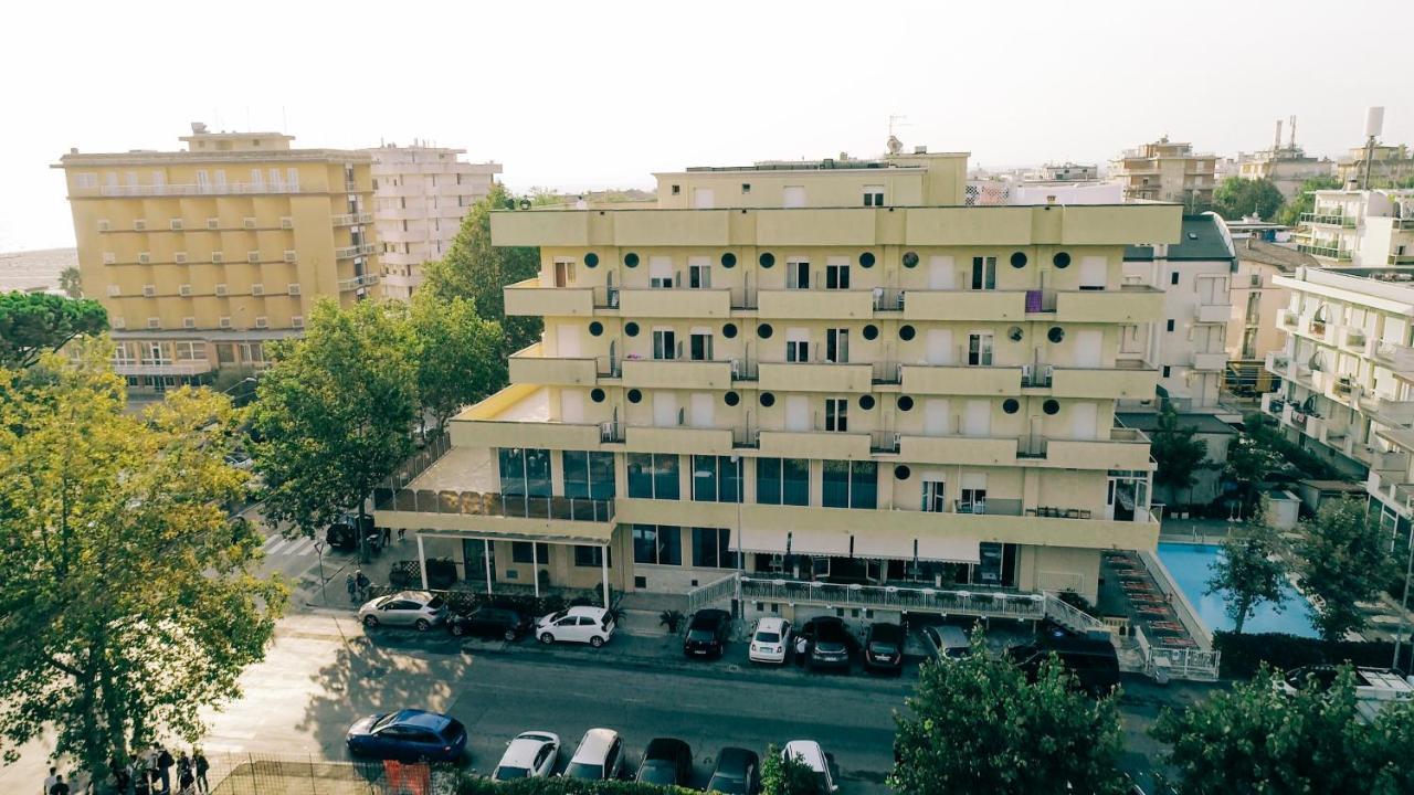Hotel Beverly Rimini Bagian luar foto