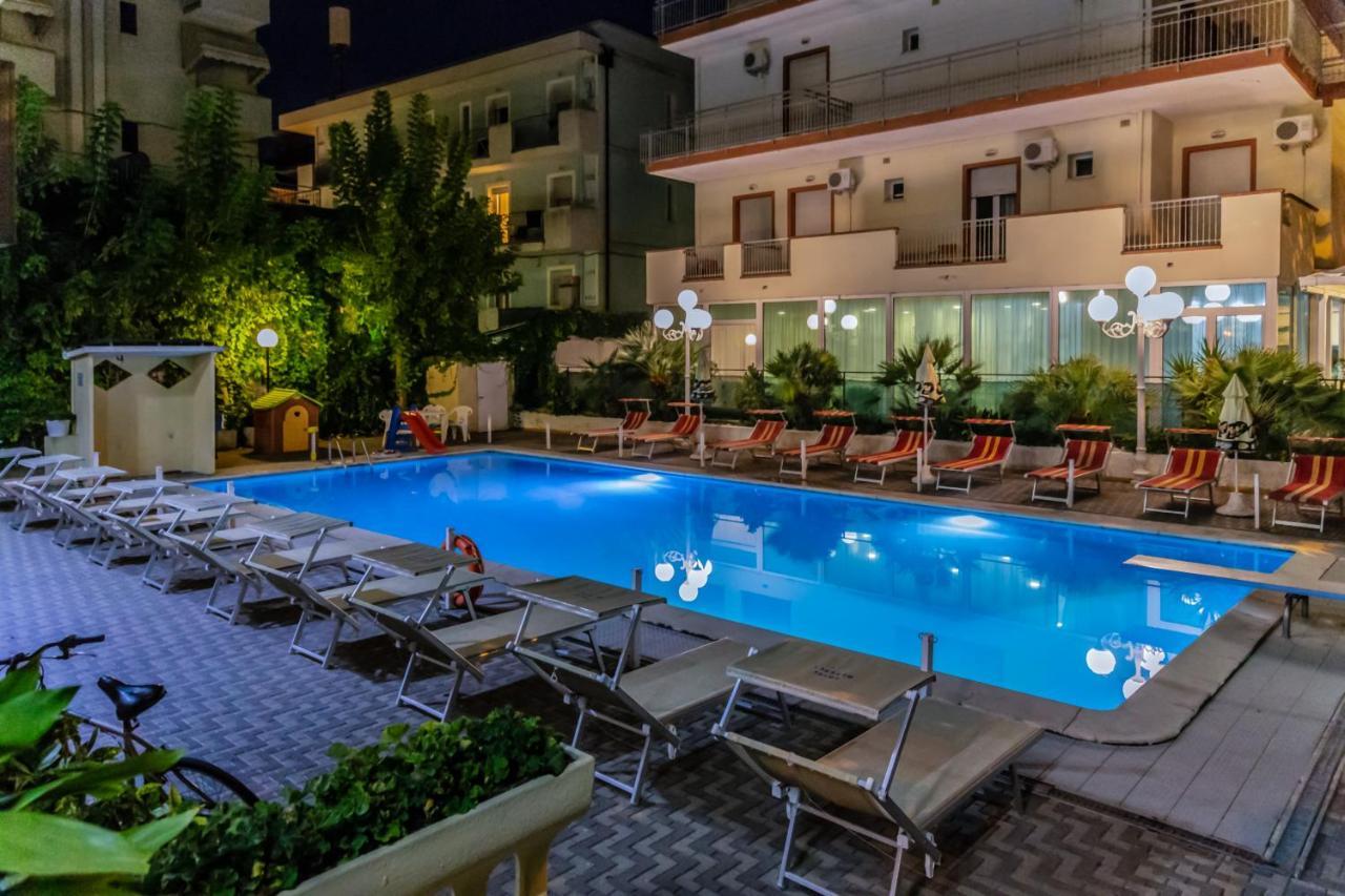 Hotel Beverly Rimini Bagian luar foto