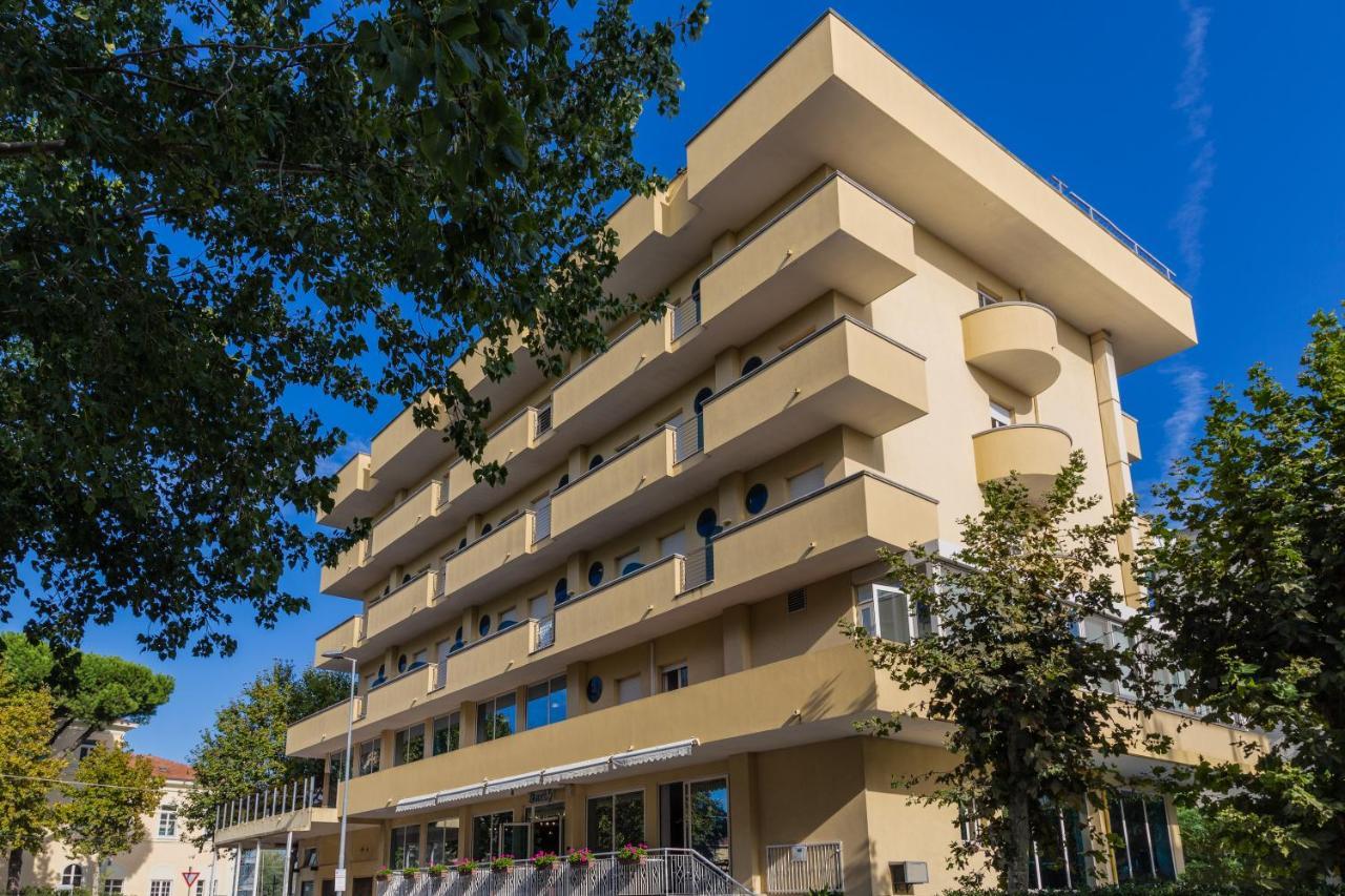 Hotel Beverly Rimini Bagian luar foto