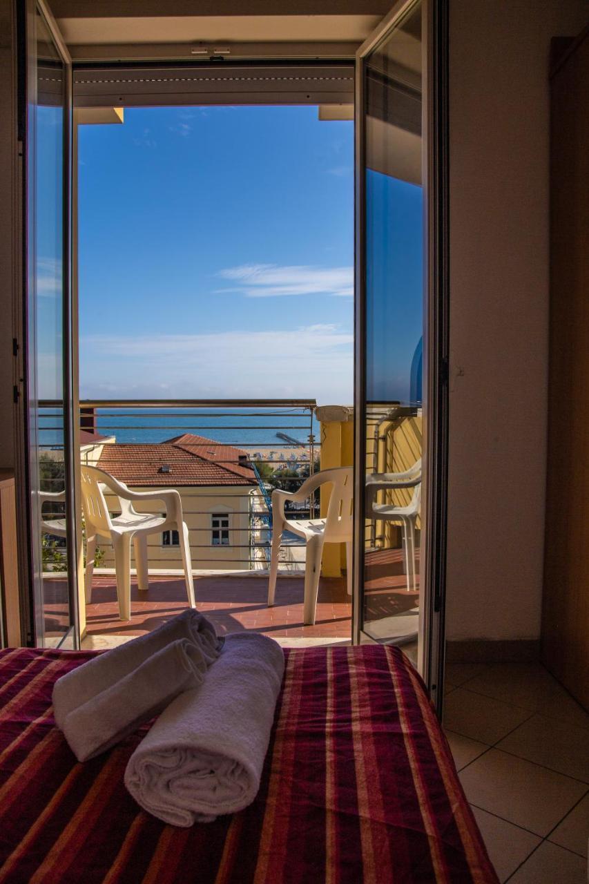 Hotel Beverly Rimini Bagian luar foto