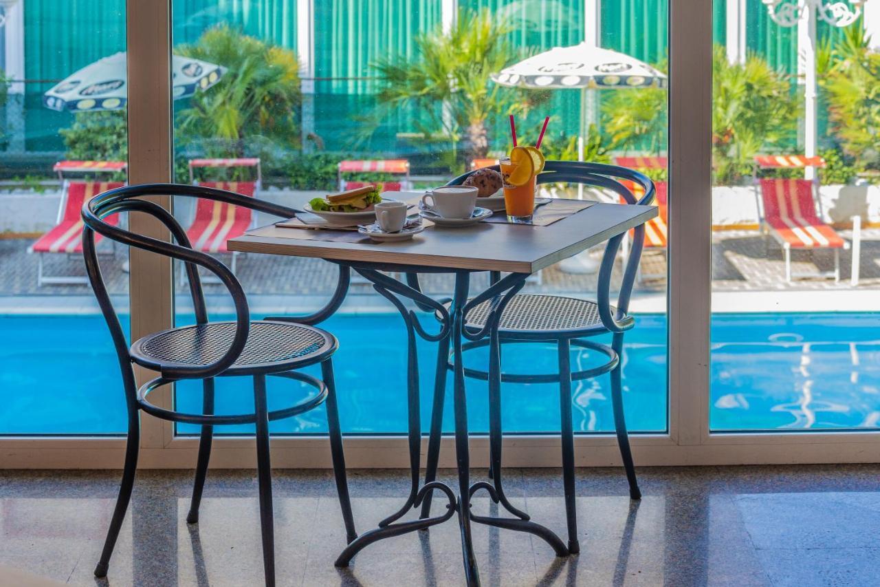 Hotel Beverly Rimini Bagian luar foto