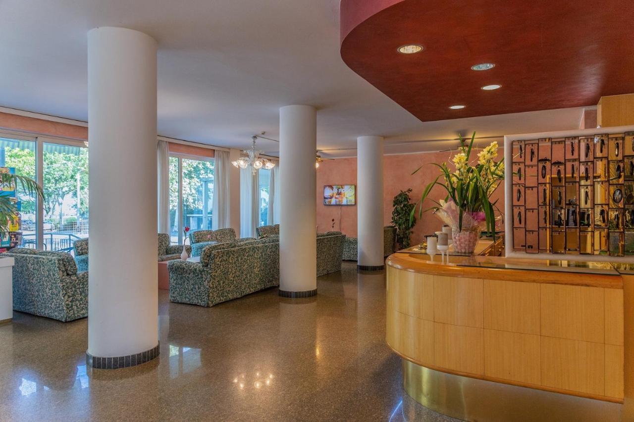 Hotel Beverly Rimini Bagian luar foto
